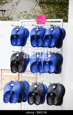 Rack de crocs, chaussures en plastique avec des trous, pour la vente à l'extérieur de l'atelier Banque D'Images