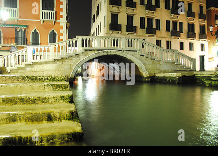 Pont et canal de nuit à Venise, Italie Banque D'Images