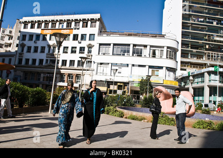 Beaux bâtiments blancs dans le centre financier de Casablanca au Maroc. Banque D'Images
