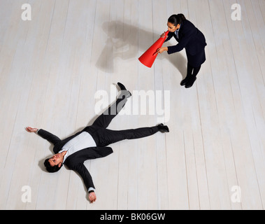 Business Woman shouting at man sur marbre Banque D'Images