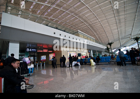 L'intérieur de la nouvelle gare de Wuhan. le super trains à grande vitesse à Guangzhou et Beijing partent de cette gare. Banque D'Images