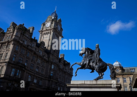 Statue du duc de Wellington, est de Princes Street Hotel Balmoral avec en arrière-plan Banque D'Images