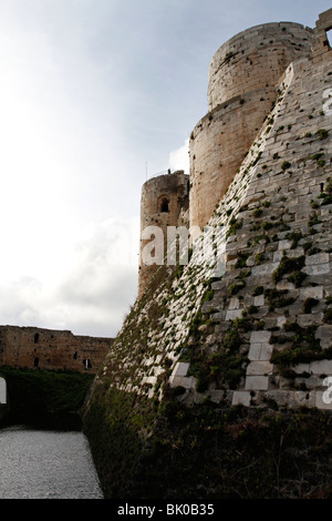 L'intérieur de douves Crac du Chevalier château ( château des chevaliers) dans le gouvernorat de Homs, en Syrie. Banque D'Images