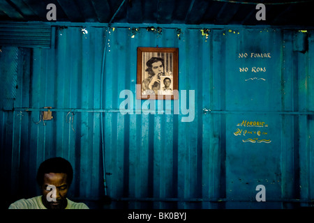 Un homme travaille en face d'un portrait de la leader révolutionnaire Che Guevara, accroché au mur dans alamar, cuba. Banque D'Images