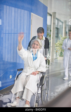 Vieille Femme dans un fauteuil roulant et l'infirmière Banque D'Images