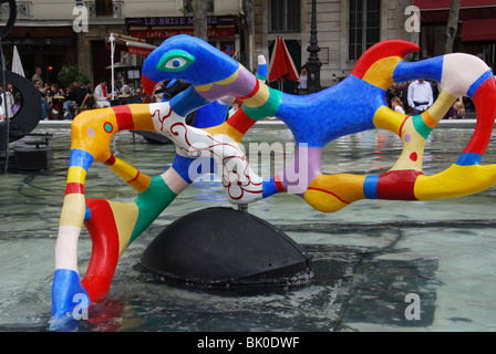 Fontaine de Tinguely colorés à la place Igor Stravinsky Paris France Banque D'Images