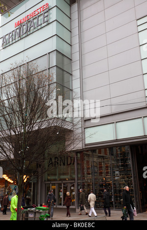 Le centre commercial Arndale Centre dans la ville de Manchester, l'une des nombreuses entrées pour le public. Banque D'Images