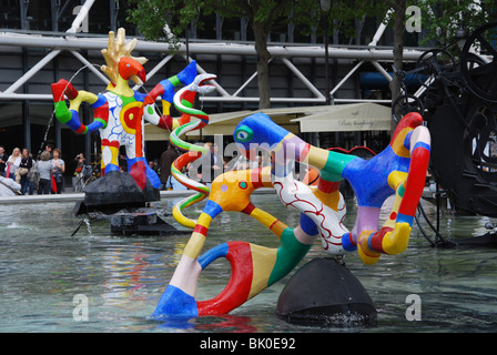 Fontaine de Tinguely colorés à la place Igor Stravinsky Paris France Banque D'Images