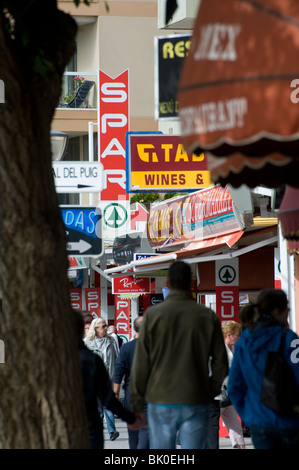 Les vacanciers et les personnes dans une rue commerçante à Alcudia, Majorque, Espagne Banque D'Images