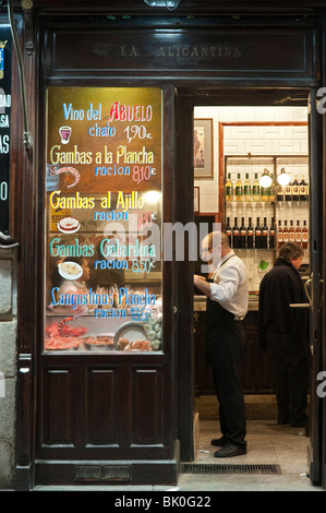 Un bar à tapas (un des nombreux) autour de la Plaza de Santa Ana et Puerta del Sol , dans le centre de Madrid. Banque D'Images