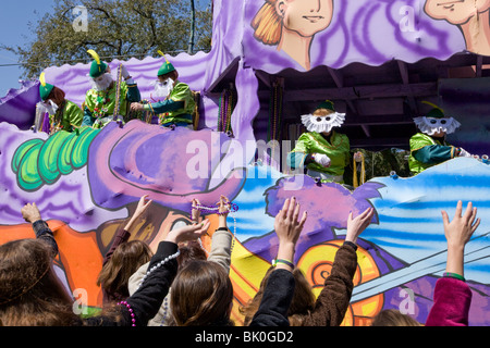 Krewe of Iris jeter des perles, l'un des nombreux défilés de Mardi Gras, La Nouvelle-Orléans, Louisiane Banque D'Images