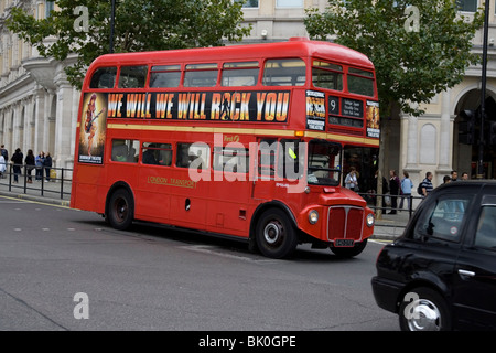 Routemaster RM1614 rouge suite à un bus taxi noir à Trafalgar Square à Londres Banque D'Images
