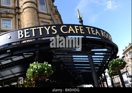 Le célèbre café salons de thé Bettys dans Harrogate Yorkshire UK Banque D'Images