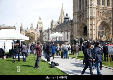 Médias sur College Green, Westminster après élection annoncée Banque D'Images