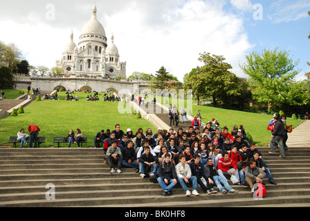 Groupe scolaire d'étudiants posant pour le groupe photographié devant le Sacré coeur Paris Banque D'Images