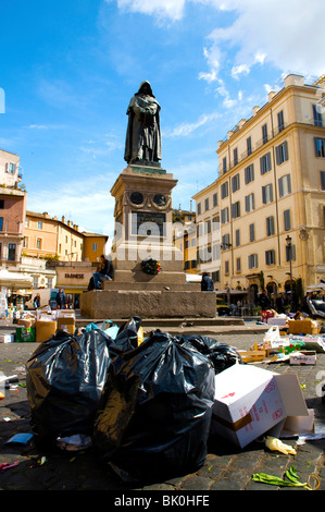 Les déchets dans le Campo de' Fiori après le jour du marché, Rome Italie Banque D'Images