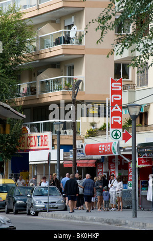 Les vacanciers et les personnes dans une rue commerçante à Alcudia, Majorque, Espagne Banque D'Images