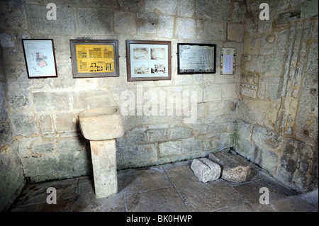 À l'intérieur de l'Église saxonne de Saint-laurent à Bradford on Avon Banque D'Images