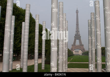 La Tour Eiffel vue du mur pour la paix sculpture dans le parc du Champs de Mars, Paris Banque D'Images