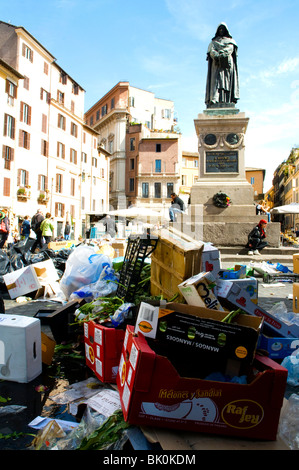 Les déchets dans le Campo de' Fiori après le jour du marché, Rome Italie Banque D'Images