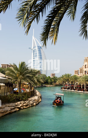 7 étoiles de luxe Burj Al Arab hôtel conçu par Sir Norman Foster à DUBAÏ, ÉMIRATS ARABES UNIS vu de Souk Madinat Banque D'Images