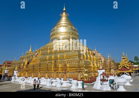 Shwezigon Paya. Bagan Nyaung U.. Myanmar Banque D'Images