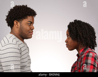 Jeune couple afro-américaine face à l'arrêt. © Katharine Andriotis Banque D'Images