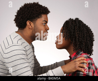 Jeune couple afro-américaine face à l'arrêt. © Katharine Andriotis Banque D'Images