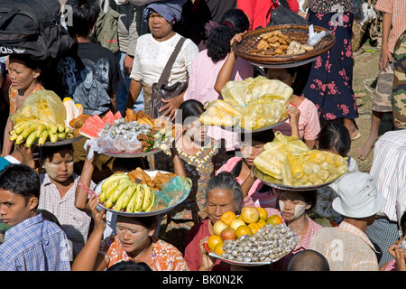 Les vendeurs d'aliments. Pakokku village. Myanmar Banque D'Images