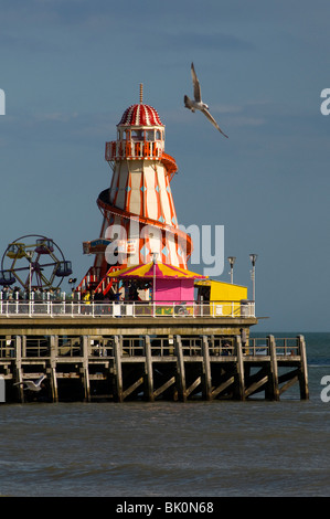 La jetée victorienne à Bournemouth UK avec un champ de foire à la fin, journée ensoleillée. Banque D'Images