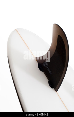 Ailettes sur nouvelle planche de surf sur fond blanc Banque D'Images