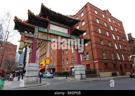 Situé dans le quartier chinois en plein coeur de Manchester est l'arche impériale chinoise,Jonction de Faulkner Street et de la rue Nicholas. Banque D'Images