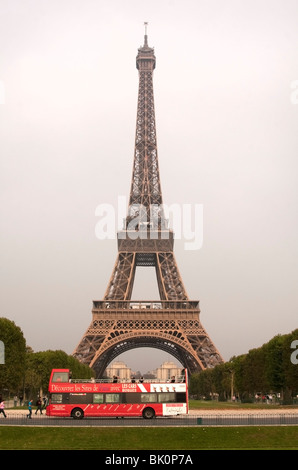 La Tour Eiffel avec un top tour bus en face d'elle, Paris Banque D'Images