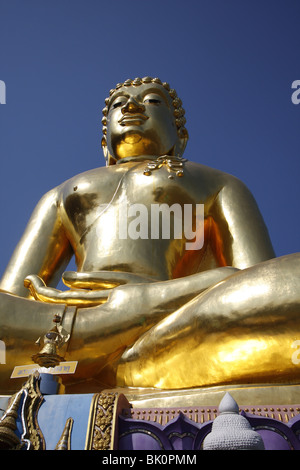 Un Bouddha d'or géante à Sop Ruak, le Triangle d'or, au bord du Mékong dans le Nord de la Thaïlande Banque D'Images