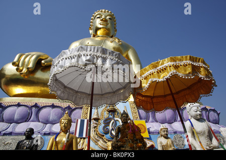 Un Bouddha d'or géante à Sop Ruak, le Triangle d'or, au bord du Mékong dans le Nord de la Thaïlande Banque D'Images