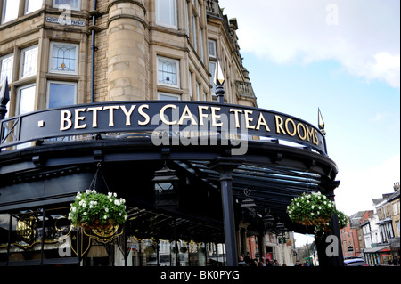 Le célèbre café salons de thé Bettys dans Harrogate Yorkshire UK Banque D'Images