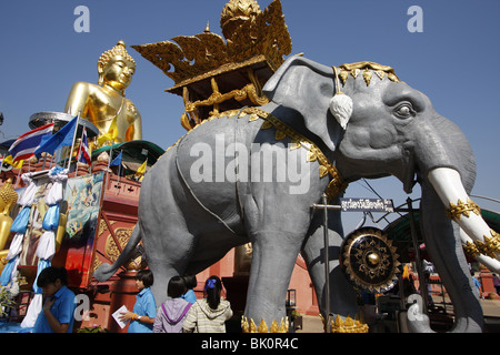 Un Bouddha d'or géante à Sop Ruak, le Triangle d'or, au bord du Mékong dans le Nord de la Thaïlande Banque D'Images