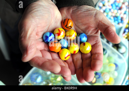 Les Britanniques et les concurrents du Championnat du Monde de billes tenue au Greyhound Pub à Tinsley Green Sussex UK Banque D'Images