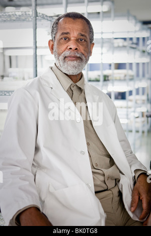 African American Scientist working in laboratory Banque D'Images
