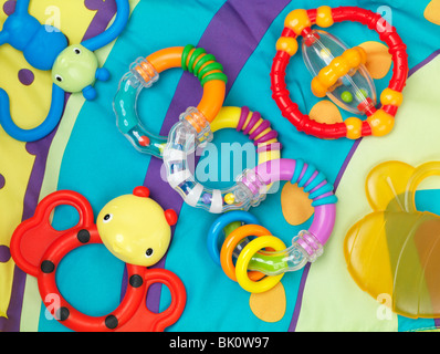 Jouets bébé colorées isolé sur fond blanc Banque D'Images