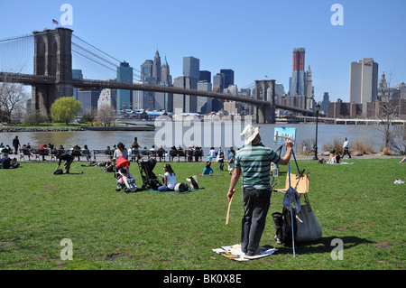 Les peintures de l'artiste avec le Pont de Brooklyn, Manhattan en arrière-plan. Peinture montre la même image que la photographie. Banque D'Images