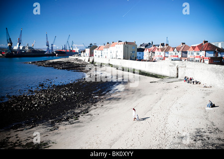 Les vieux poissons Sands à la pointe sur le mur montrant Hartlepool ville sur une belle journée de printemps Banque D'Images