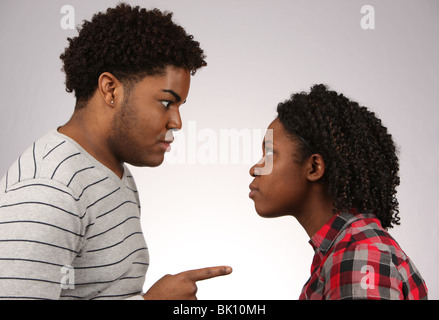 Jeune couple afro-américaine face à l'arrêt. © Katharine Andriotis Banque D'Images