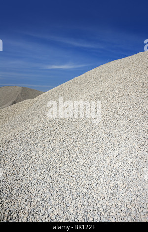 La carrière de gravier monticule gris ciel bleu stock rolling stones Banque D'Images