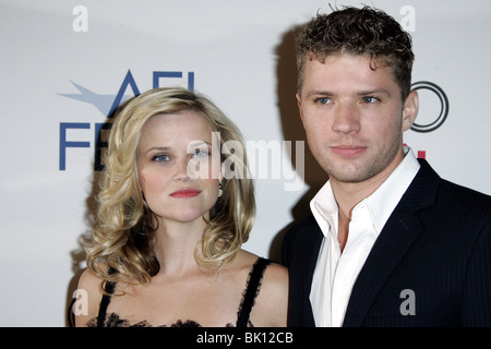 REESE WITHERSPOON ET RYAN PHILLIPPE À PIED LA LIGNE DE PREMIER MINISTRE. L'AFI FEST 2005 CINERAMA DOME ARCLIGHT HOLLYWOOD LOS ANGELES USA 03 N Banque D'Images