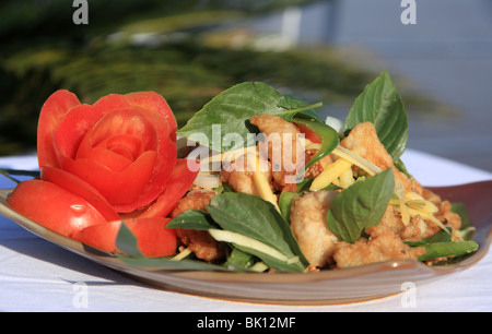 Salade de mangue verte de style asiatique avec du poisson frit Banque D'Images