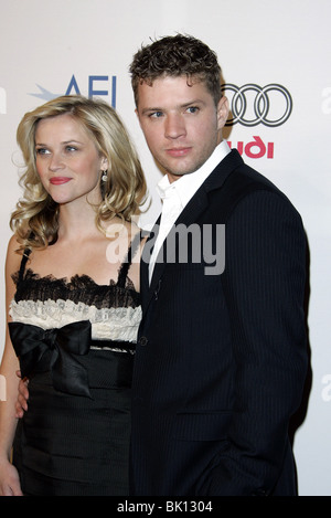 REESE WITHERSPOON ET RYAN PHILLIPPE À PIED LA LIGNE DE PREMIER MINISTRE. L'AFI FEST 2005 CINERAMA DOME ARCLIGHT HOLLYWOOD LOS ANGELES USA 03 Banque D'Images