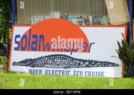 Croisière en bateau à énergie solaire sur la rivière Daintree, Queensland, Australie. Banque D'Images