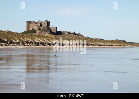 Château de Bamburgh sur la côte de la mer du nord du Northumberland, Angleterre du Nord-Est Banque D'Images