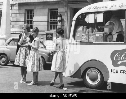 Les jeunes femmes par un ice cream van, c1960. Banque D'Images